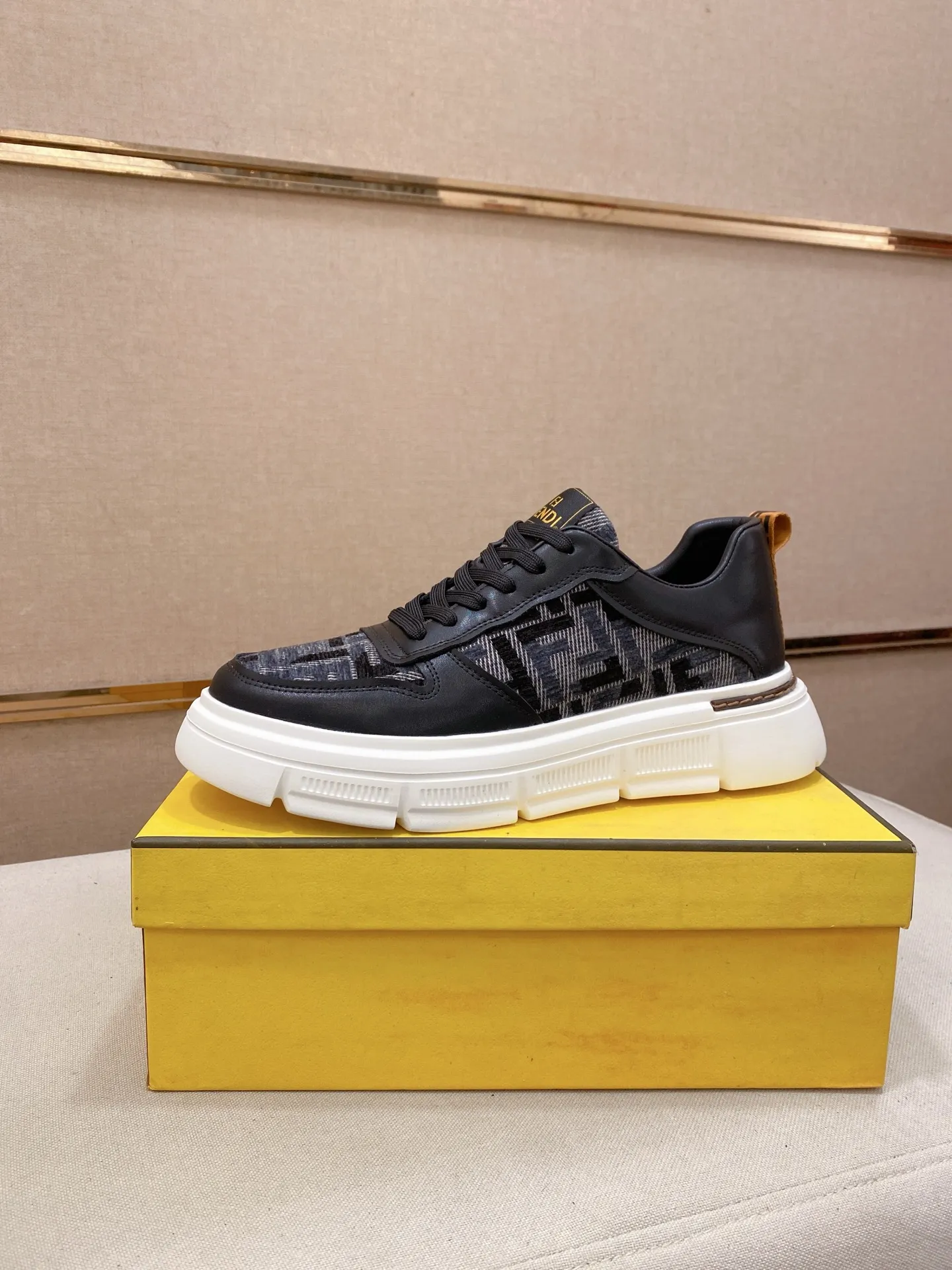 Factory price 400💰 (fendi) New style 👊🏻 upper 🇮🇹 imported cowhide fabric 🇩🇪 lining imported sheepskin lining. The original outsole is molded to highlight the identity of every man, and the upper foot is elegant and stable🚶🏻🚶🏻The high-end custom counters reproduce the original version📯No matter the wind or rain, the shoe last remains unchanged and can withstand the verification of time🔍️,🔵 Size: 38-44